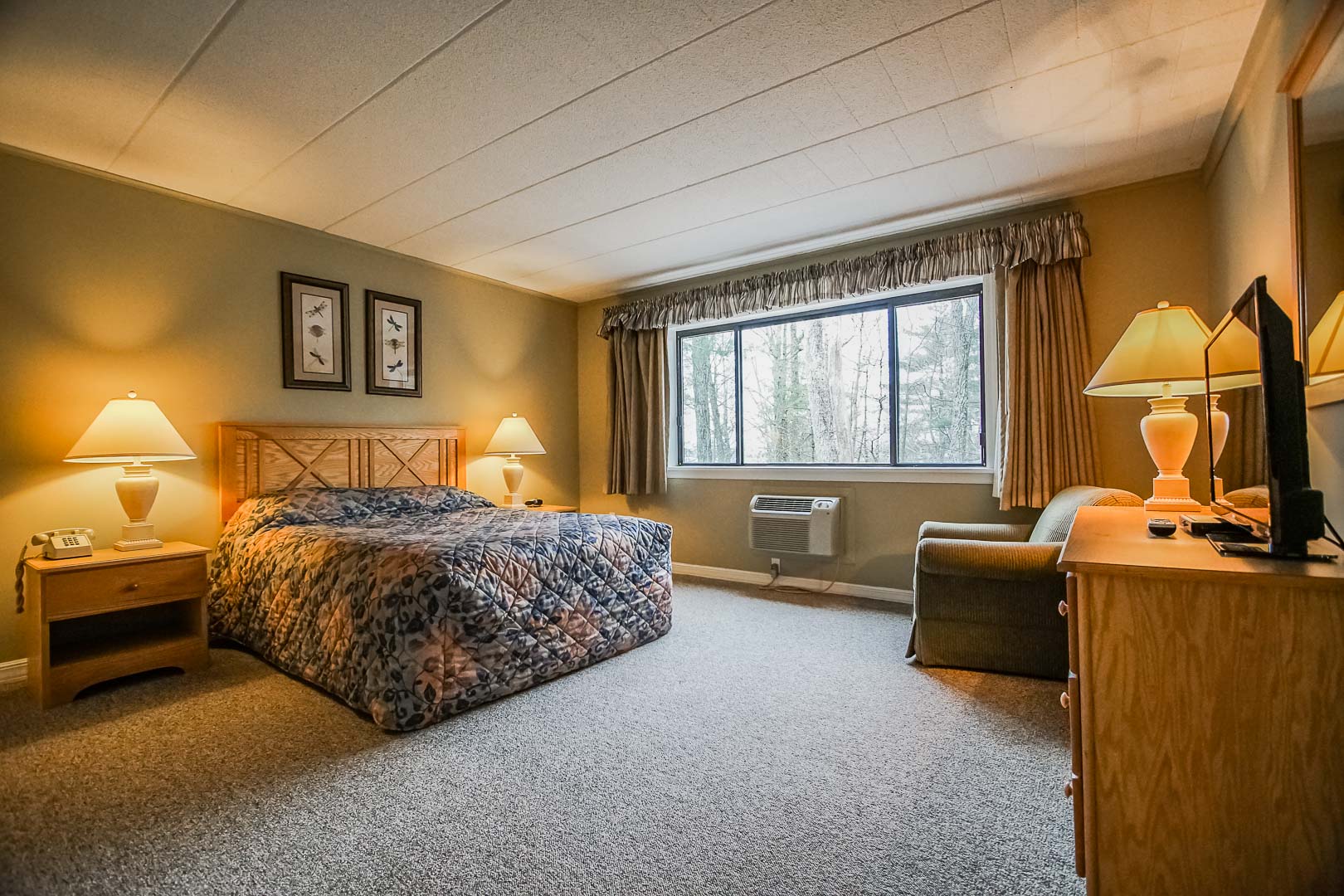 A spacious bedroom at VRI's Tanglwood Resort in Pennsylvania.